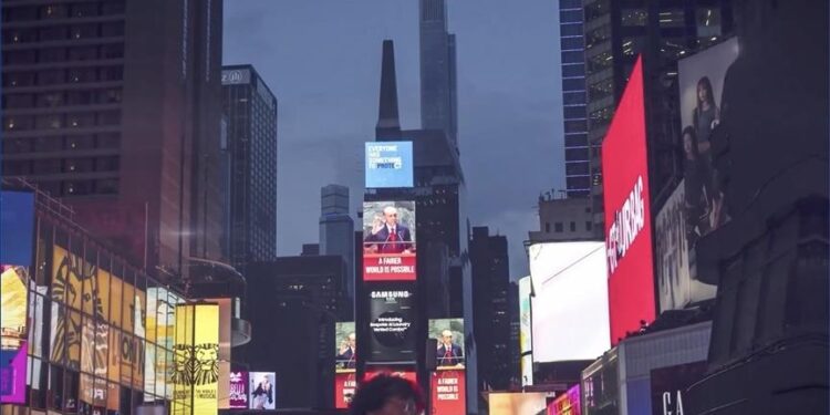 "عالم أكثر عدلا ممكن".. مقولة أردوغان على شاشات ميدان التايمز