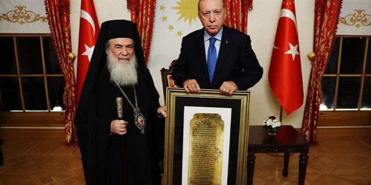 البطريرك ثيوفيلوس الثالث يهدي أردوغان نسخة عن "العهدة العمرية"