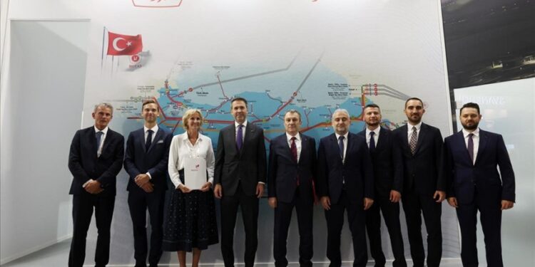 تركيا تبرم اتفاقيات مع شركات عالمية لتوريد الغاز الطبيعي المسال