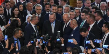 افتتاح برلماني يجمع أردوغان بخصومه السابقين وسط غياب المعارضة