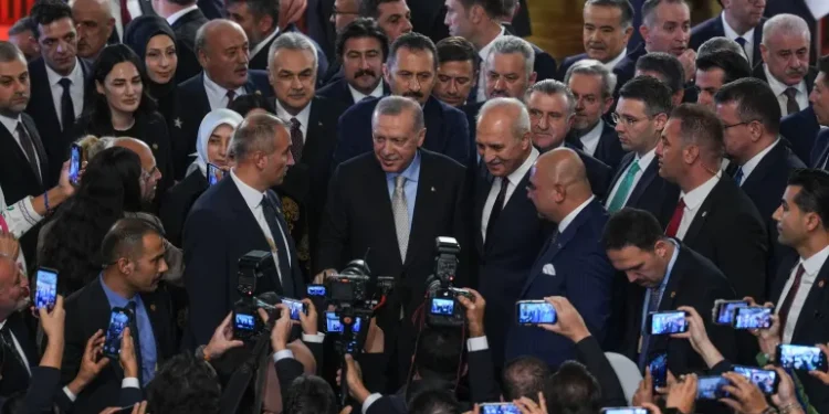 افتتاح برلماني يجمع أردوغان بخصومه السابقين وسط غياب المعارضة