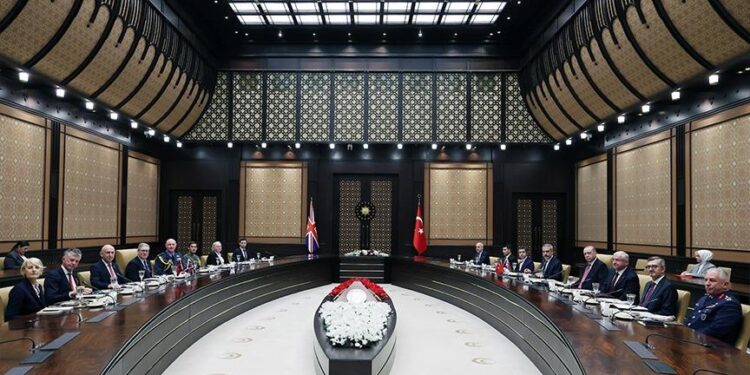 أنقرة.. أردوغان وستارمر يرأسان اجتماعا موسعا عقب لقاء ثنائي