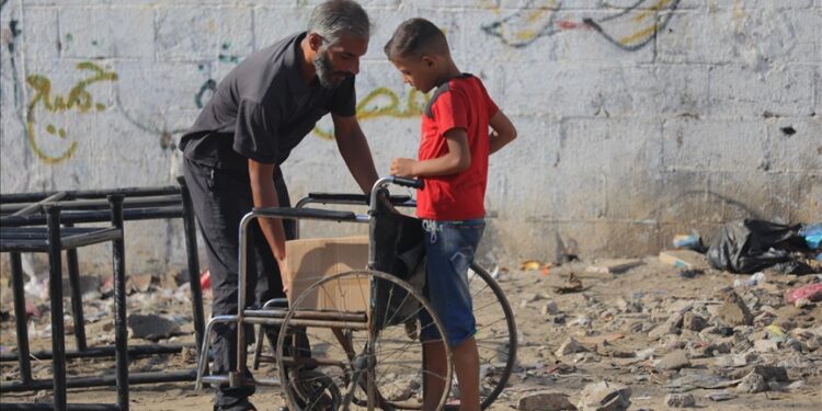 جمعية الهلال الأحمر التركي توزع مساعدات متنوعة في غزة