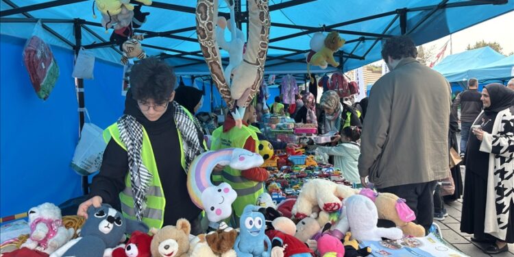 أطفال في إسطنبول يبيعون ألعابهم وكتبهم لدعم أقرانهم بغزة