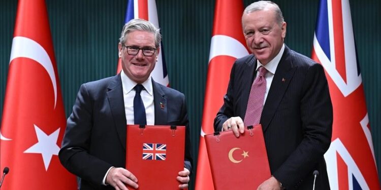 تركيا وبريطانيا توقعان اتفاقية تعاون بشأن مقاتلات "يوروفايتر تايفون"