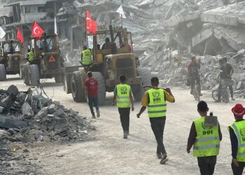 IHH التركية تبدأ أعمال رفع أنقاض في غزة