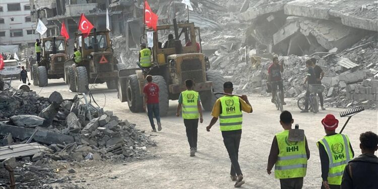 IHH التركية تبدأ أعمال رفع أنقاض في غزة