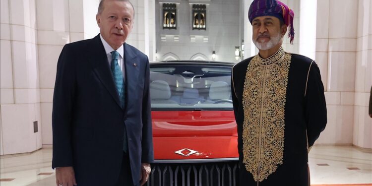 الرئيس أردوغان يهدي السلطان العماني سيارة "توغ"
