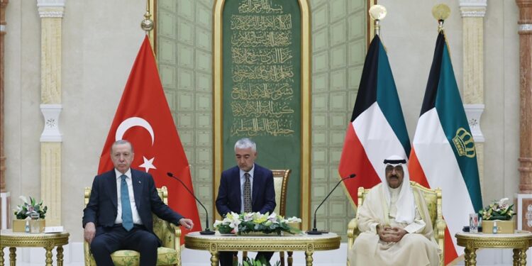 أردوغان يبحث مع أمير الكويت العلاقات الثنائية واتفاق غزة وحل الدولتين