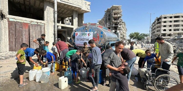 "الإغاثة الإنسانية" التركية تزيل الركام وتوفر المياه في غزة