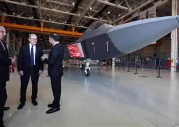 ستارمر يزور مقر شركة "توساش" المصنعة للمقاتلة التركية "قآن"