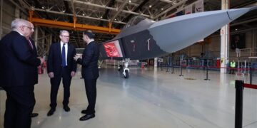 ستارمر يزور مقر شركة "توساش" المصنعة للمقاتلة التركية "قآن"