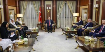 نائب الرئيس التركي يلتقي وزير الاستثمار السعودي