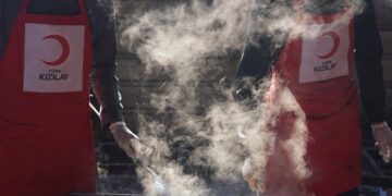 الهلال الأحمر التركي يبدأ توزيع تبرعات لحوم الأضاحي لفلسطينيي غزة