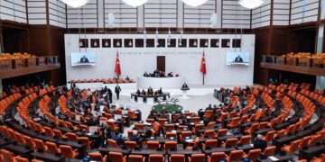البرلمان التركي يحذر إسرائيل من إساءة معاملة مواطنيه المحتجزين