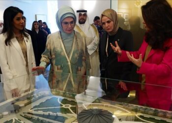 أمينة أردوغان تتجول في متحف "قصر السلام" بالكويت
