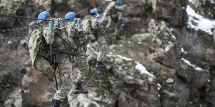 الدفاع التركية تنفي مزاعم حول تجنيد سوريين في الجيش