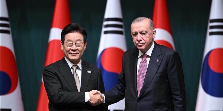 أردوغان يعلن عن تعاون تركي كوري جنوبي بالصناعات الدفاعية والنووية