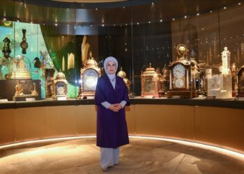 أمينة أردوغان تفتتح جناحا خاصا للساعات في متحف "طوب قابي"