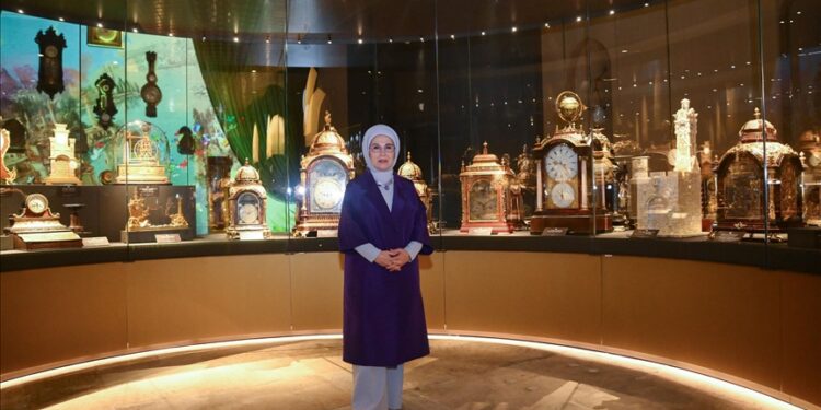 أمينة أردوغان تفتتح جناحا خاصا للساعات في متحف "طوب قابي"