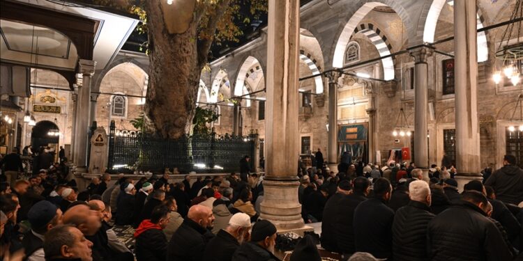 إسطنبول.. مسجد السلطان أيوب يشهد برنامج دعاء من أجل غزة