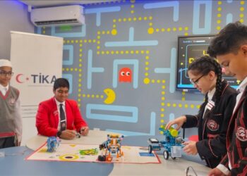 "تيكا" التركية تنشئ صفا للبرمجة الروبوتية بمدرسة في جنوب إفريقيا
