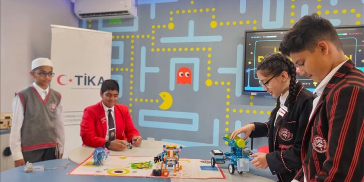 "تيكا" التركية تنشئ صفا للبرمجة الروبوتية بمدرسة في جنوب إفريقيا