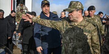 أنقرة.. رئيس الأركان التركي يتفقد موقع حطام طائرة نظيره الليبي