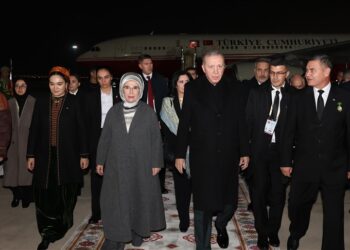 الرئيس أردوغان يصل عشق آباد للمشاركة في المنتدى الدولي للسلام والثقة