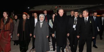 الرئيس أردوغان يصل عشق آباد للمشاركة في المنتدى الدولي للسلام والثقة