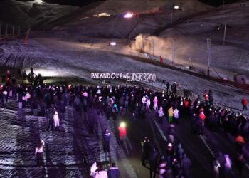 تركيا.. انطلاق موسم التزلج في "بالاندوكان" بأجواء احتفالية