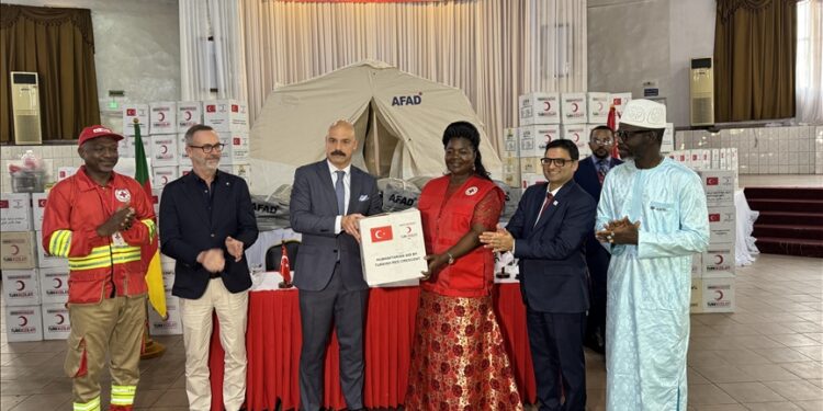 الهلال الأحمر التركي يقدم 7.5 أطنان مساعدات إنسانية للكاميرون