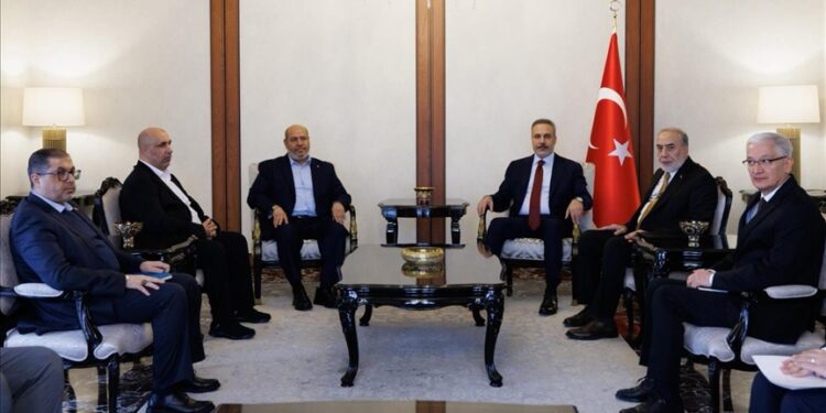 فيدان يبحث مع وفد من حماس مستجدات الأوضاع