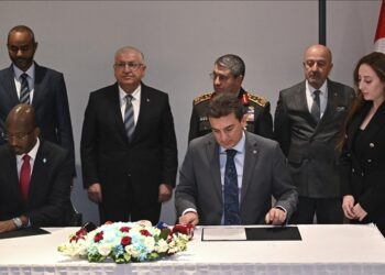 أوياك التركية توقع مع الصومال اتفاقية تعاون استراتيجي بقطاع صيد الأسماك