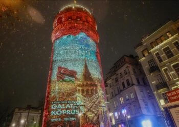 الكوفية الفلسطينية تزين برج غالاطة وسط إسطنبول