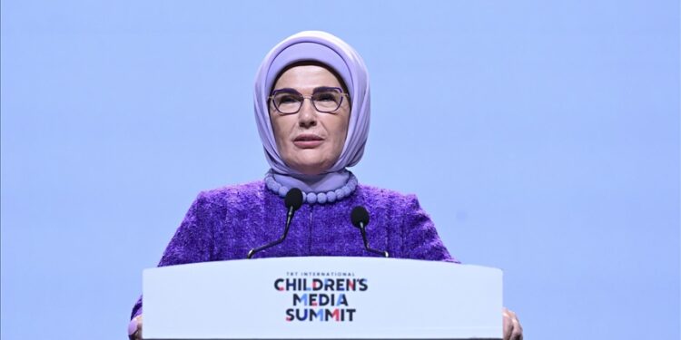 أمينة أردوغان: الأسر القوية ستحمينا من الآثار السلبية للتحول الرقمي