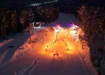 صاري قامش التركية.. افتتاح موسم التزلج بعرض بالمشاعل