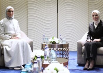 وزيرة الأسرة التركية تلتقي سيدة سوريا الأولى