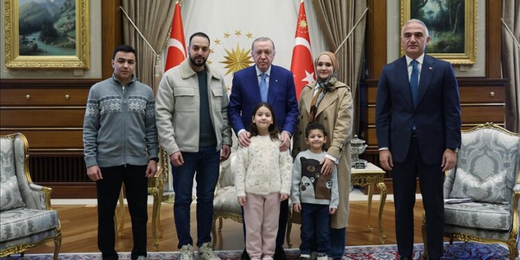 أردوغان يستقبل أسرة الطفلة "هند رجب" التي قتلتها إسرائيل