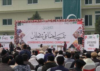 بدعم تركي.. 43 زوجا باكستانيا يدخلون القفص الذهبي في حفل زفاف جماعي