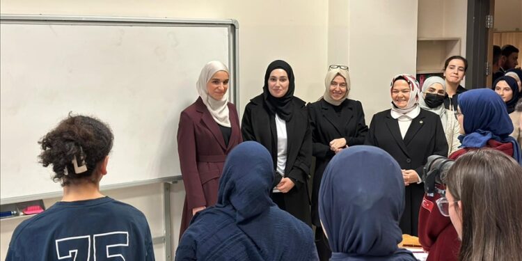 عقيلة الرئيس السوري تزور مدرسة ثانوية بإسطنبول