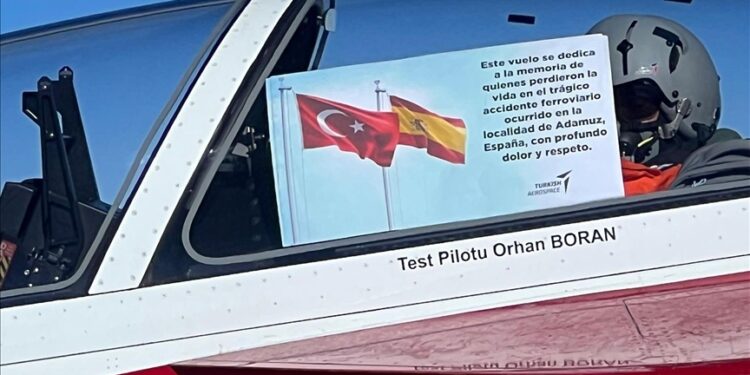 طائرة "حر جيت" التركية تحلق لتأبين ضحايا حادث القطارين بإسبانيا