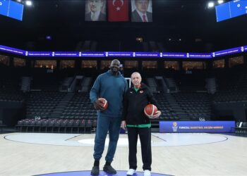 أردوغان يلعب كرة السلة مع شاكيل أونيل