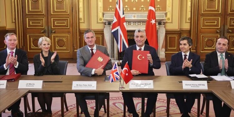 تركيا وبريطانيا توقعان خطة عمل لتطوير التعاون الاقتصادي