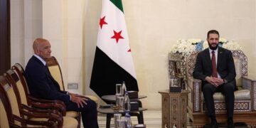 دمشق.. الشرع يلتقي بارك وسط اشتباكات مع "قسد" على جانبي الفرات