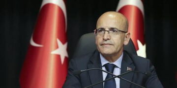 شيمشك: تعديل "فيتش" نظرتها لتركيا إلى "إيجابية" مؤشر على رفع مقبل