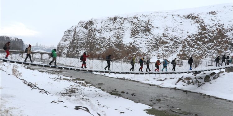 "وادي مراد".. مقصد عشاق الطبيعة الشتوية شرقي تركيا