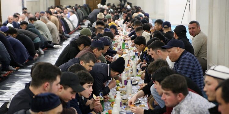 وقف الديانة التركي يقيم "موائد خير" في 87 بلدا خلال رمضان