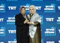 أمينة أردوغان تسلم جائزة صحفي فلسطيني قتلته إسرائيل لوالدته