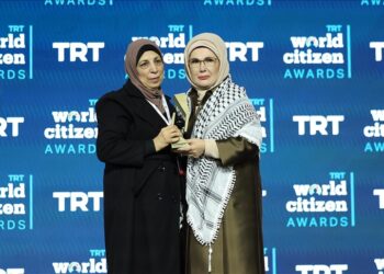 أمينة أردوغان تسلم جائزة صحفي فلسطيني قتلته إسرائيل لوالدته